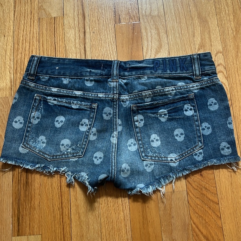 Skull Low-rise Jean shorts - Picture 3 of 4